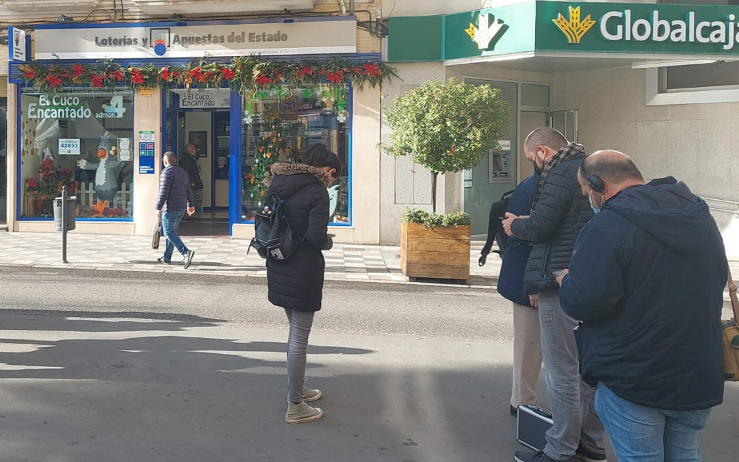 La Lotería de Navidad cubierta por los peoples en Cuenca