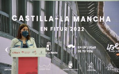 La presentadora del stand de Castilla-La Mancha en FITUR