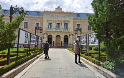 Pinós nos deleita con imágenes nostálgicas de Cuenca en los jardines de la Diputación Provincial