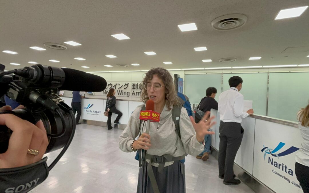 Entrevistada por una televisión en Tokio