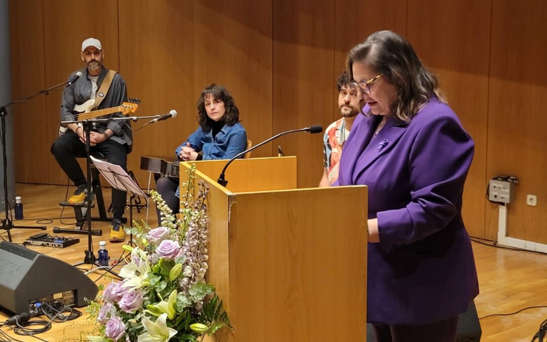 Carmen Izquierdo presenta el acto del Ayuntamiento por el 25N